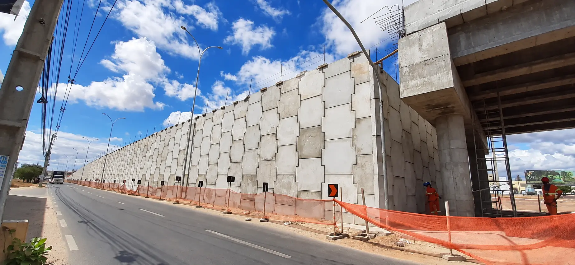 Paramento de contenção na Travessia Urbana de Petrolina, Pernambuco
